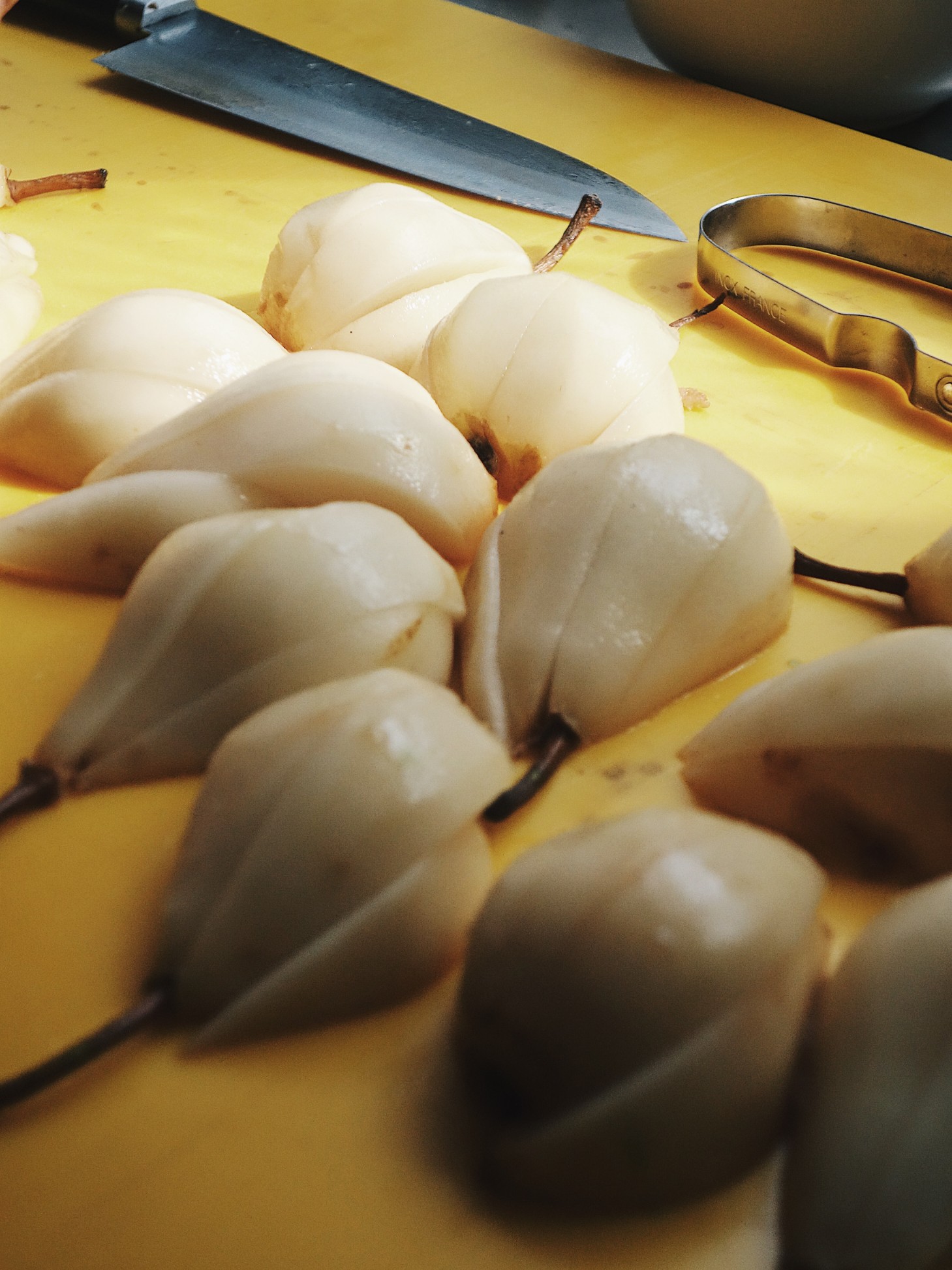 Poire glacée à la sauge, sablé aux amandes et formage blanc du restaurant Les Résistants à Paris