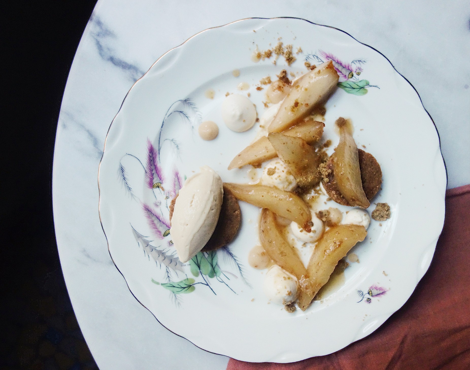 Poire glacée à la sauge, sablé aux amandes et formage blanc du restaurant Les Résistants à Paris