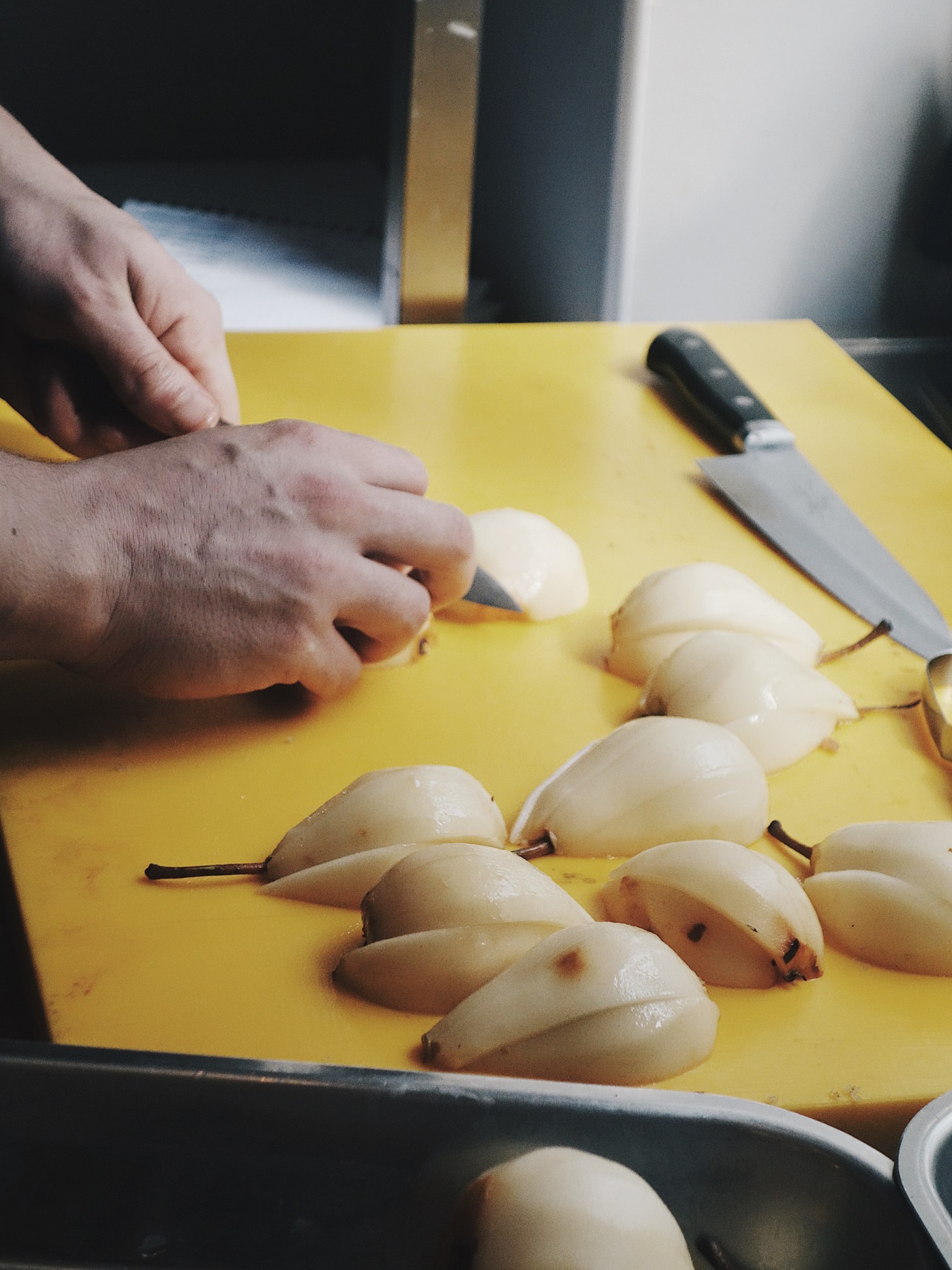 Poire glacée à la sauge, sablé aux amandes et formage blanc du restaurant Les Résistants à Paris