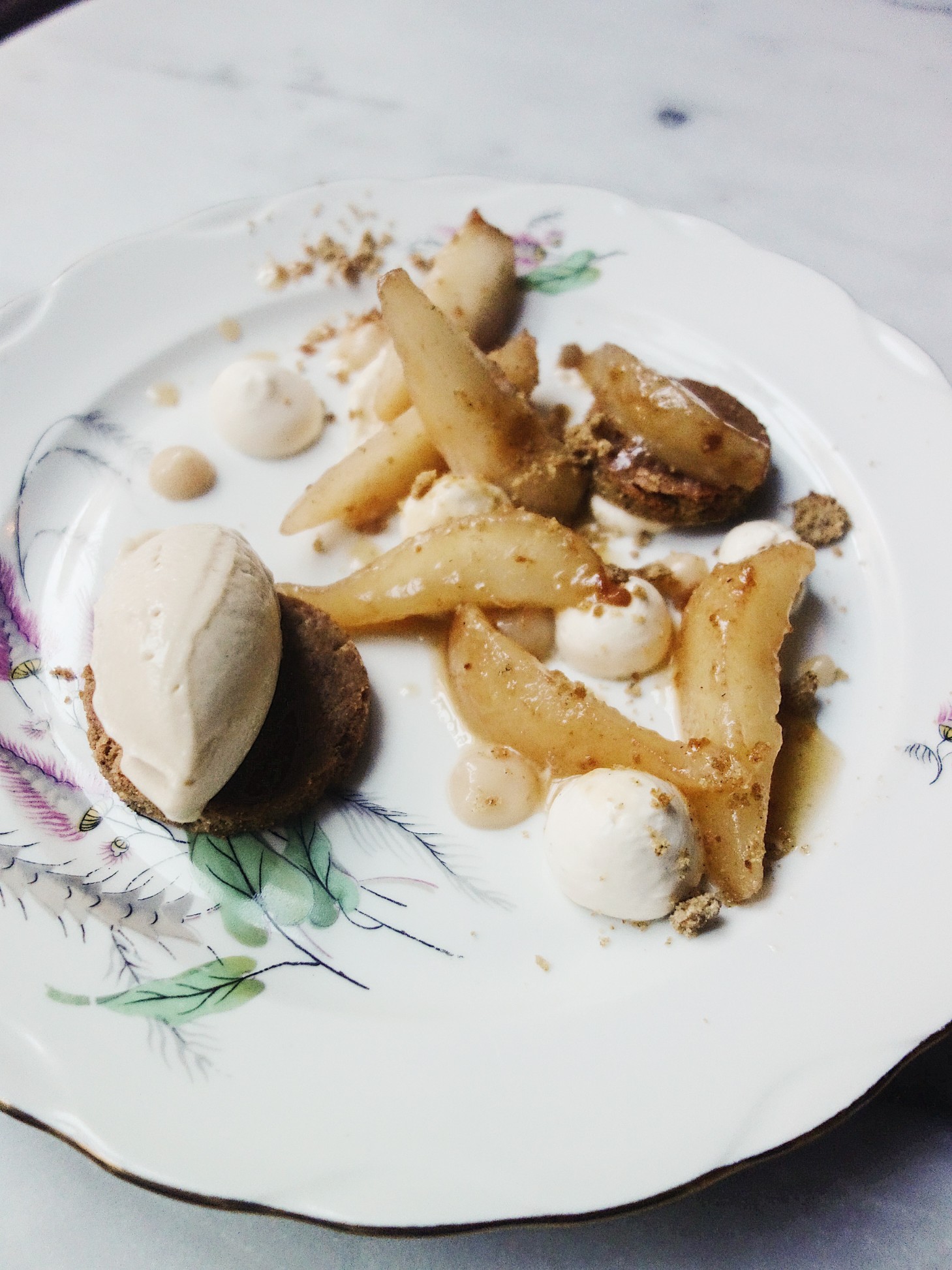 Poire glacée à la sauge, sablé aux amandes et formage blanc du restaurant Les Résistants à Paris