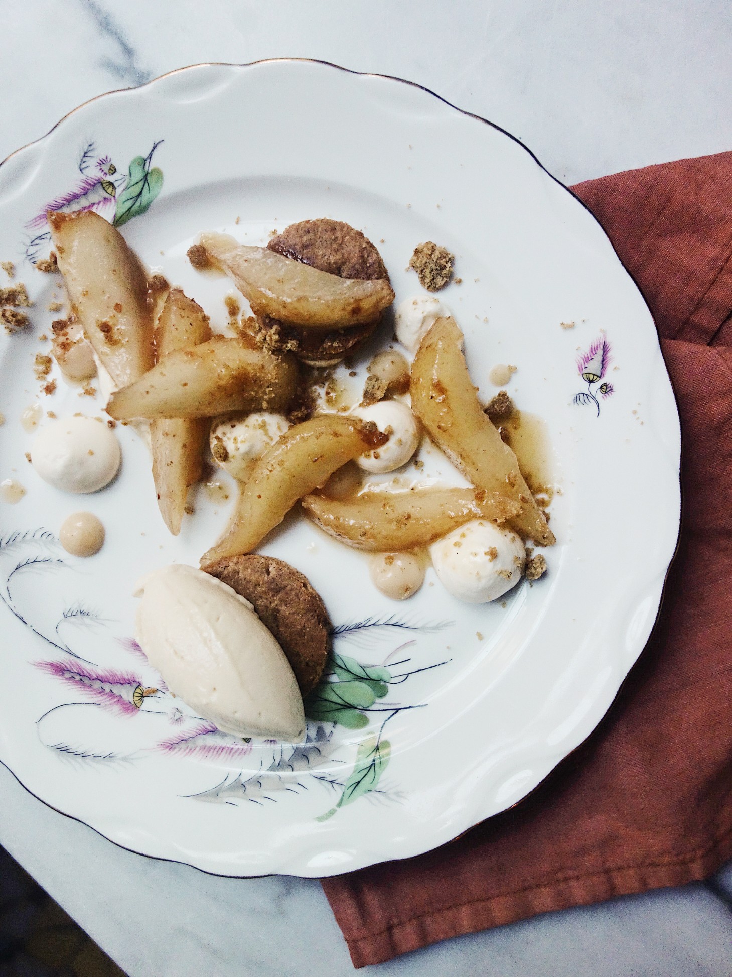 Poire glacée à la sauge, sablé aux amandes et formage blanc du restaurant Les Résistants à Paris